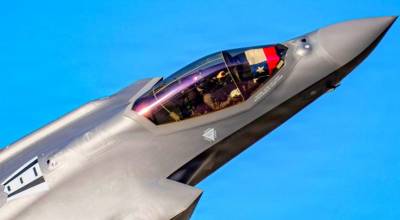 F-35 Lightning II del Demo Team USAF en FIDAE 2026 con la bandera de Chile en la cabina del piloto. 