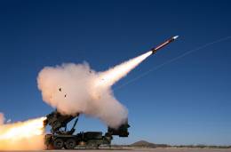 Lanzamiento de un misil antia�reo �Patriot�, un sistema de defensa antia�rea que produce RTX-Raytheon (RTX-Raytheon)