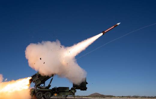 Lanzamiento de un misil antia�reo �Patriot�, un sistema de defensa antia�rea que produce RTX-Raytheon (RTX-Raytheon)