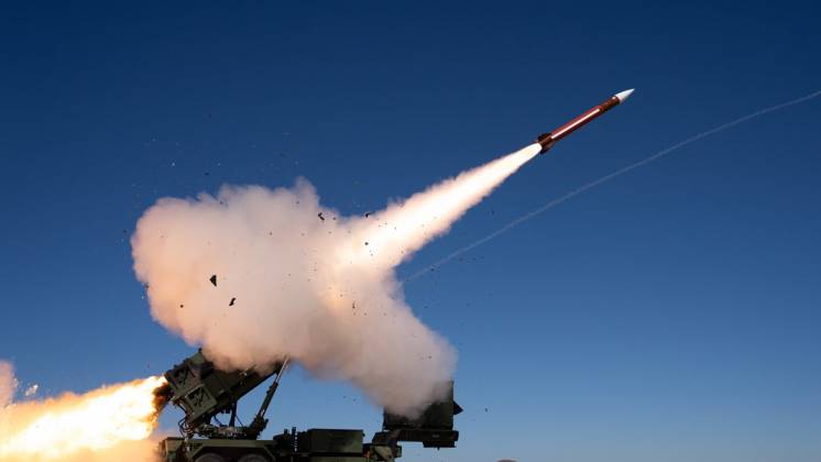 Lanzamiento de un misil antia�reo �Patriot�, un sistema de defensa antia�rea que produce RTX-Raytheon (RTX-Raytheon)