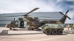 El UGV Alano de Einsa junto a un NH90 del Ej�rcito de Tierra.