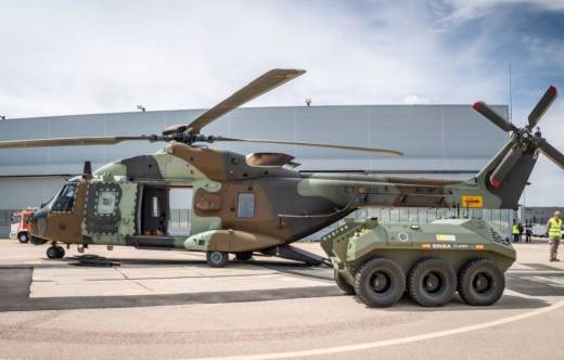 El UGV Alano de Einsa junto a un NH90 del Ej�rcito de Tierra.