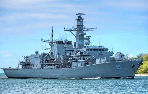 Fragata "Almirante Cochrane" entrando en la Base Conjunta Pearl Harbor-Hickam durante RIMPAC 2016. (foto: Armada de Chile)