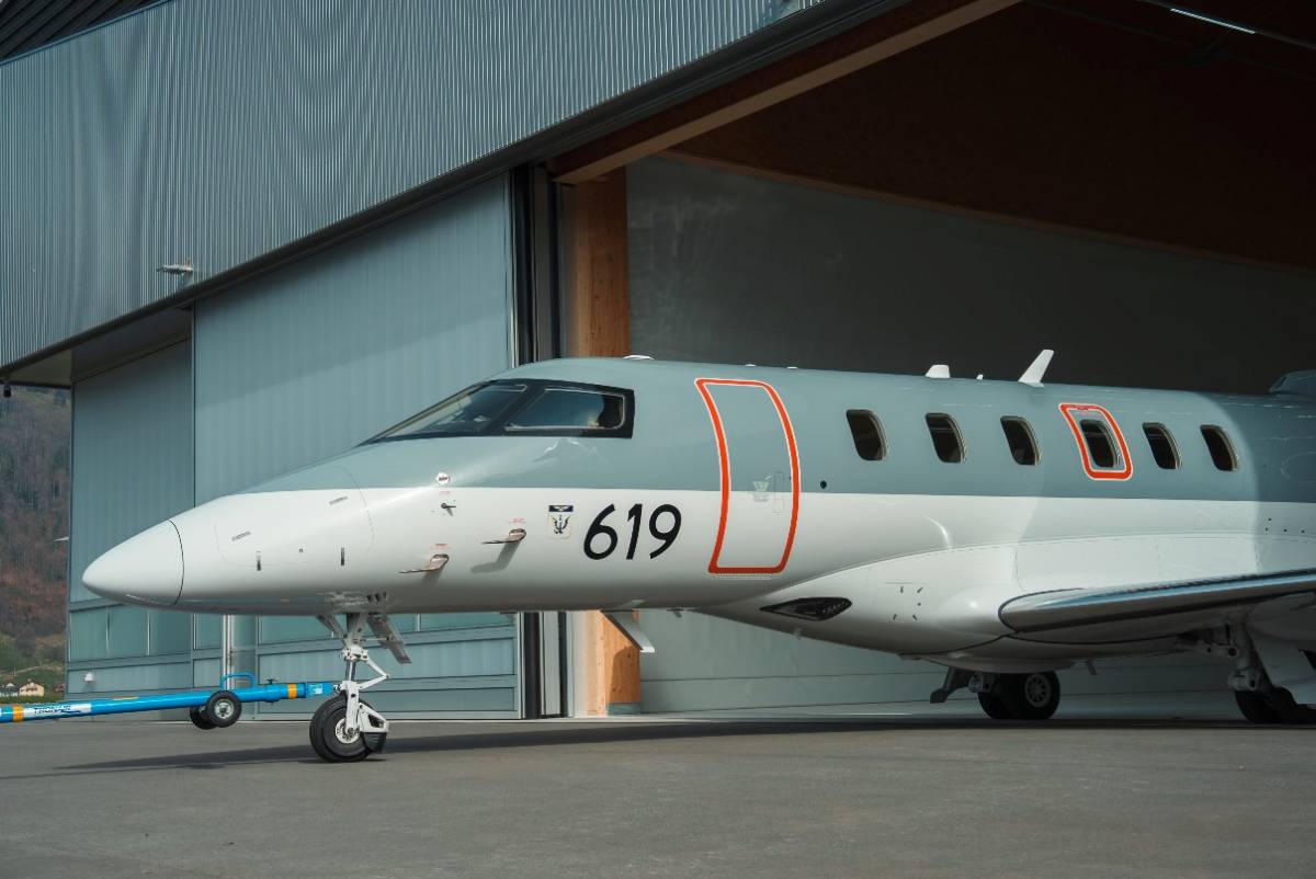 El primer PC-24 destinado a la “Aéronautique Navale” saliendo de la planta de Pilatus de Stans. (foto Pilatus) El primer PC-24 destinado a la “Aéronautique Navale” saliendo de la planta de Pilatus de Stans. (foto Pilatus)