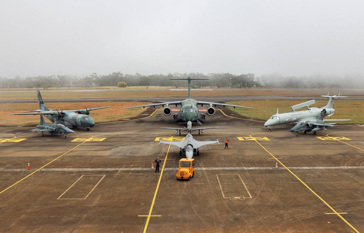 El Gripen NG de la Fuerza A�rea Brasile�a junto a otras aeronaves en Escudo-T�nia 2026.