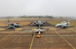 El Gripen NG de la Fuerza A�rea Brasile�a junto a otras aeronaves en Escudo-T�nia 2026.