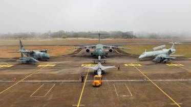 El Gripen NG de la Fuerza A�rea Brasile�a junto a otras aeronaves en Escudo-T�nia 2026.