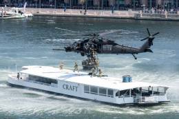 Helic�ptero Sikorsky MH-60L/M Black Hawk desembarca un equipo de asalto del 10th SFG en una embarcaci�n tur�stica en la Bah�a de Tampa mientras una lancha SOC-R ofrece cobertura. (Cr�ditos: SOCOM)