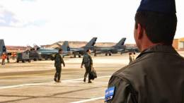 Piloto de la Fuerza A�rea Argentina observando los F-16 MLU y F-5 Tiger de Chile en Ejercicio SALITRE 2022.