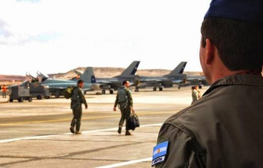 Piloto de la Fuerza A�rea Argentina observando los F-16 MLU y F-5 Tiger de Chile en Ejercicio SALITRE 2022.