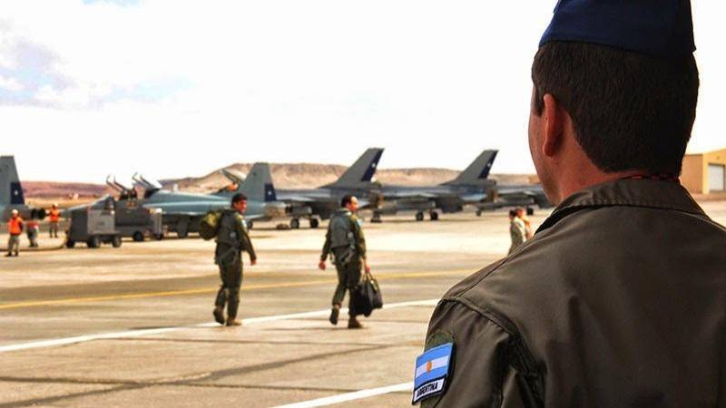 Piloto de la Fuerza A�rea Argentina observando los F-16 MLU y F-5 Tiger de Chile en Ejercicio SALITRE 2022.