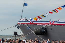 Izada de la insignia de comisionamiento del USS Cleveland (LCS 31). (Cr�ditos: US Navy)