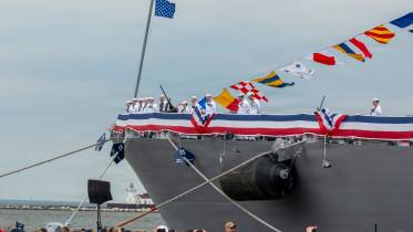 Izada de la insignia de comisionamiento del USS Cleveland (LCS 31). (Cr�ditos: US Navy)