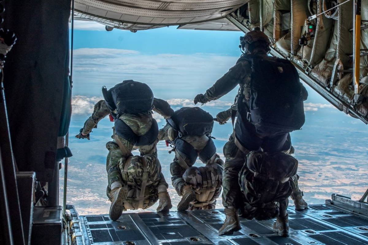 Miembros de la BRIPAC saltando desde un transporte del Ejército del Aire y del Espacio. (foto BRIPAC) Miembros de la BRIPAC saltando desde un transporte del Ejército del Aire y del Espacio. (foto BRIPAC)