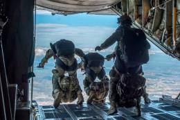 Miembros de la BRIPAC saltando desde un transporte del Ej�rcito del Aire y del Espacio. (foto BRIPAC)