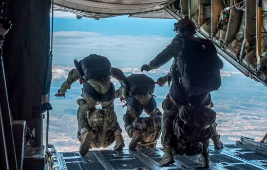 Miembros de la BRIPAC saltando desde un transporte del Ej�rcito del Aire y del Espacio. (foto BRIPAC)