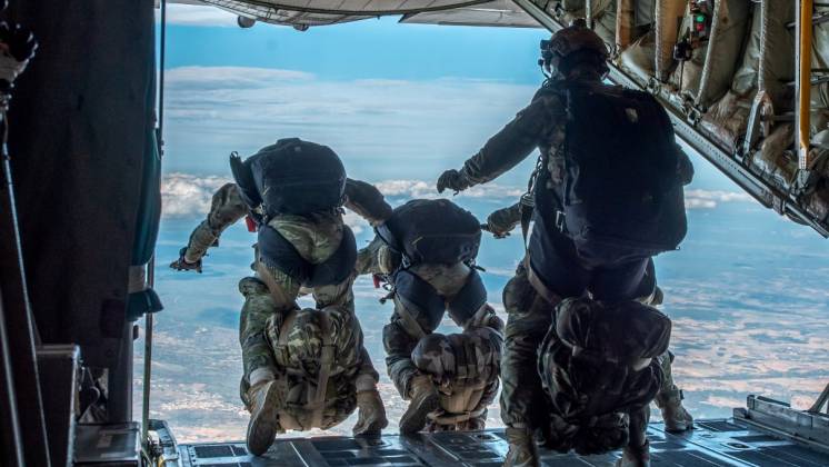Miembros de la BRIPAC saltando desde un transporte del Ej�rcito del Aire y del Espacio. (foto BRIPAC)