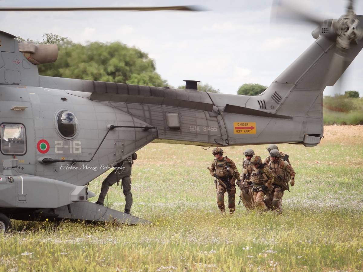 Un equipo de extracción transportando en camilla a un piloto herido hacia un helicóptero de rescate MH-101 Merlín de la Marina Italiana. (foto: Esteban Maiza) Un equipo de extracción transportando en camilla a un piloto herido hacia un helicóptero de rescate MH-101 Merlín de la Marina Italiana. (foto: Esteban Maiza)