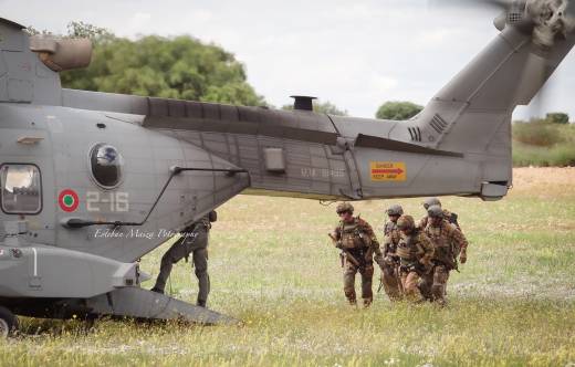 Un equipo de extracci�n transportando en camilla a un piloto herido hacia un helic�ptero de rescate MH-101 Merl�n de la Marina Italiana. (foto: Esteban Maiza)