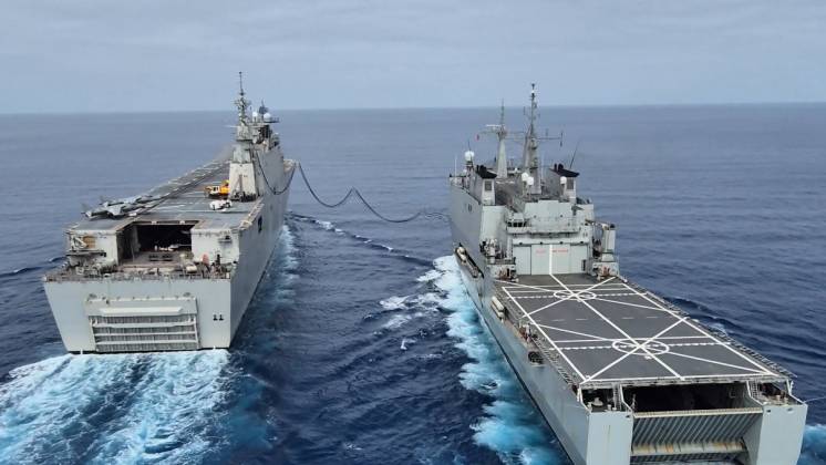 El LHD �Juan Carlos I� y el buque de asalto anfibio �Galicia�  de la Armada (foto Armada)