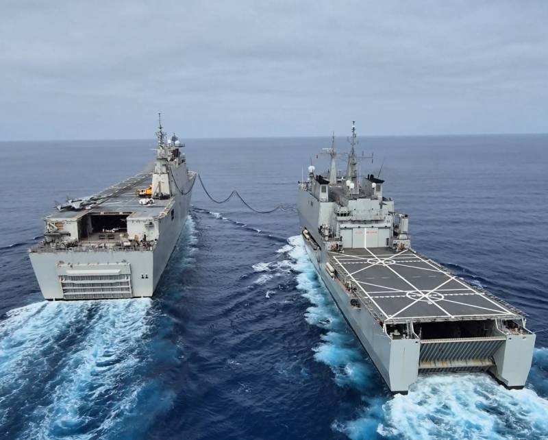 El LHD �Juan Carlos I� y el buque de asalto anfibio �Galicia�  de la Armada (foto Armada)