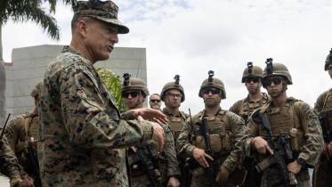 El general (USMC) Donovan arengando a los Marines de la Fuerza de Tarea desplegada en la Embajada de EE. UU. en Caracas. (Cr�ditos: SOUTHCOM)
