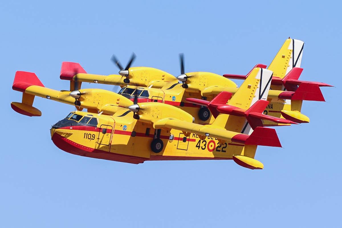 Dos de los CL-215T del 43 Grupo volando en formación. navega en el Puerto de la Luz frente a los BAM de la Armada. (foto Rubén Galindo) Dos de los CL-215T del 43 Grupo volando en formación. navega en el Puerto de la Luz frente a los BAM de la Armada. (foto Rubén Galindo)