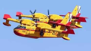 Dos de los CL-215T del 43 Grupo volando en formaci�n. (foto Rub�n Galindo)