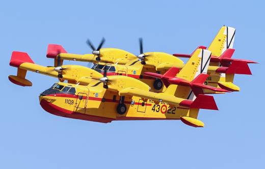 Dos de los CL-215T del 43 Grupo volando en formaci�n. (foto Rub�n Galindo)