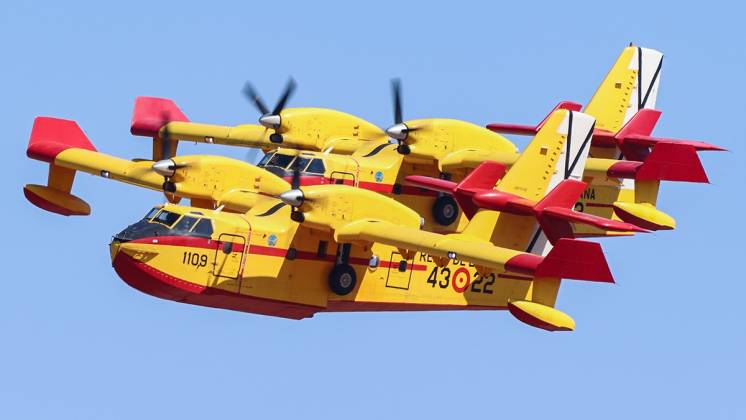 Dos de los CL-215T del 43 Grupo volando en formaci�n. (foto Rub�n Galindo)