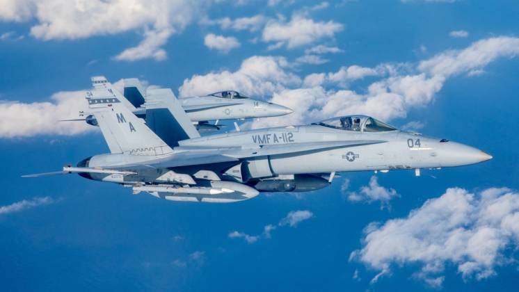 Dos de los F/A-18C del VMFA-112 �Cowboys� volando en formaci�n, ser�n los �ltimos en darse de baja en 2030. (foto USMC)