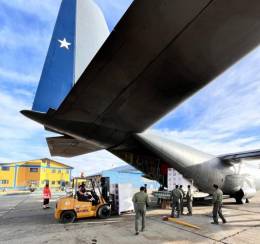 C-130 H�rcules de la Fuerza A�rea de Chile (FACh) siendo cargado con ayuda humanitaria para Bolivia. 