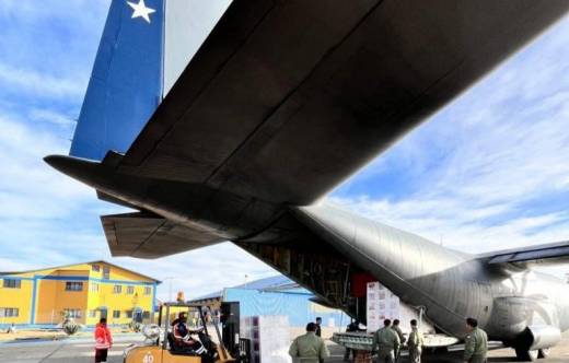 C-130 H�rcules de la Fuerza A�rea de Chile (FACh) siendo cargado con ayuda humanitaria para Bolivia. 