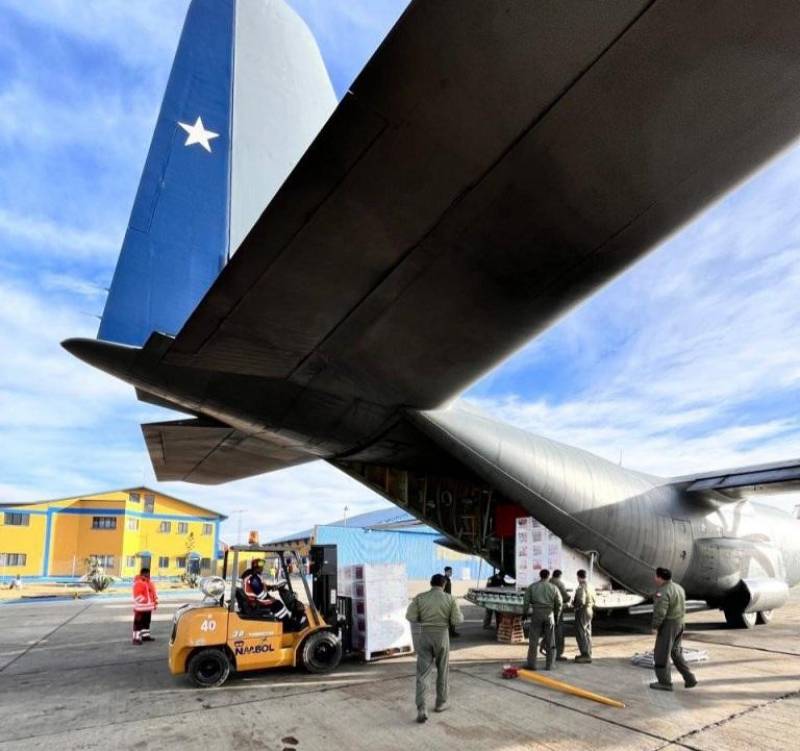 C-130 H�rcules de la Fuerza A�rea de Chile (FACh) siendo cargado con ayuda humanitaria para Bolivia. 