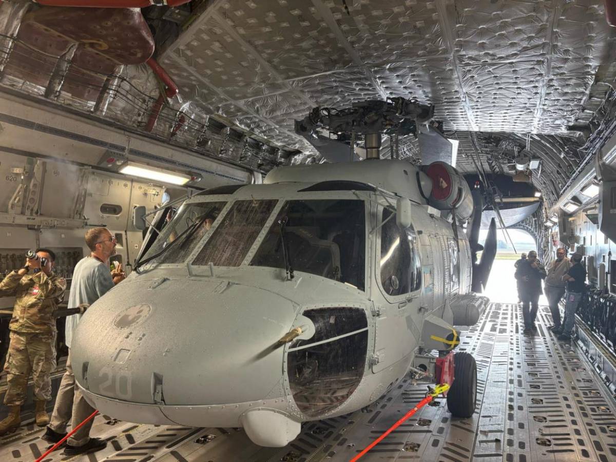 El helicóptero SH-60F recién entregado a la Armada, todavía dentro de la bodega del Globemaster III (foto FLOAN) El helicóptero SH-60F recién entregado a la Armada, todavía dentro de la bodega del Globemaster III (foto FLOAN)