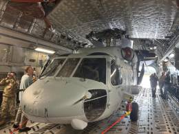 El helic�ptero SH-60F reci�n entregado a la Armada, todav�a dentro de la bodega del Globemaster III (foto FLOAN)