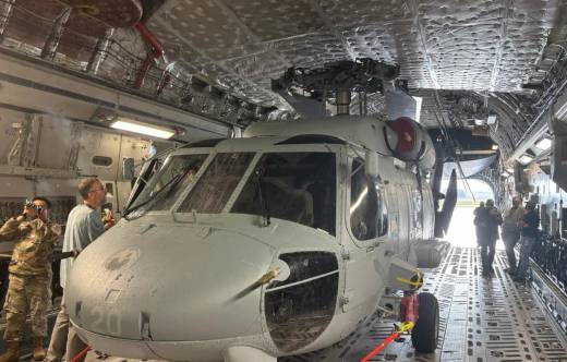 El helic�ptero SH-60F reci�n entregado a la Armada, todav�a dentro de la bodega del Globemaster III (foto FLOAN)
