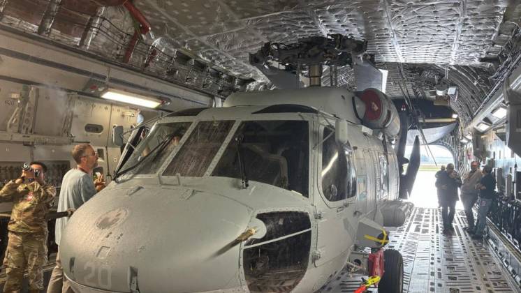 El helic�ptero SH-60F reci�n entregado a la Armada, todav�a dentro de la bodega del Globemaster III (foto FLOAN)