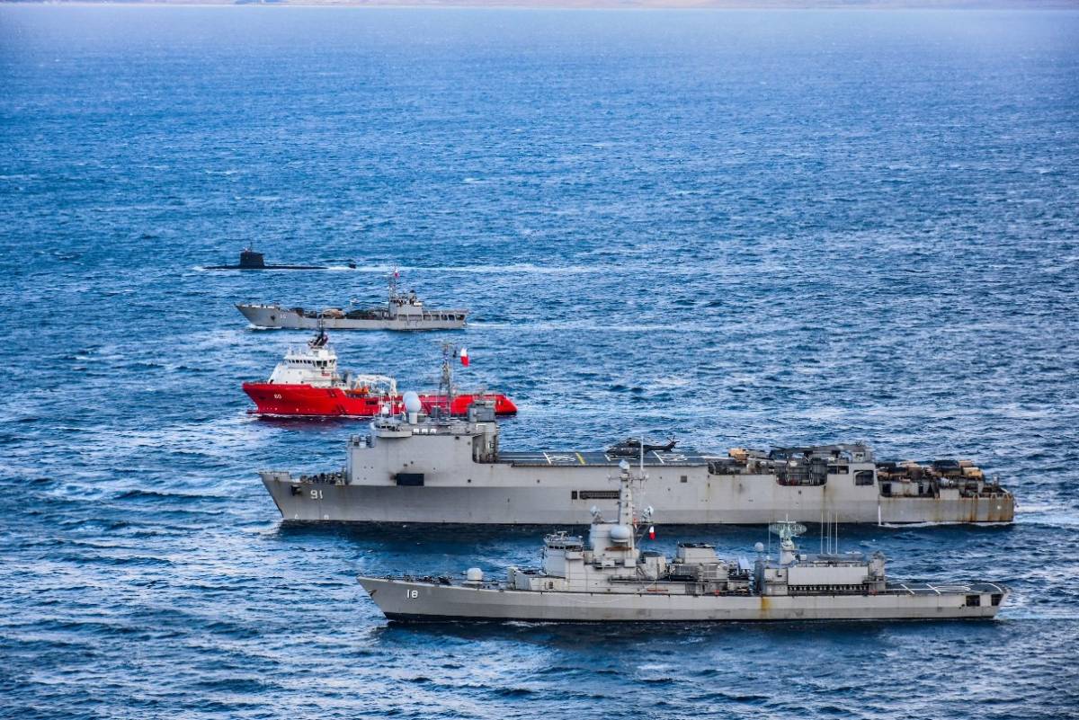 Submarino Clase 209, LST-95 "Chacabuco�, remolcador ATF-60 "Lientur", el �Sargento Aldea� y la FF-18 de la Armada de Chile.