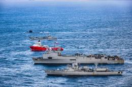 Submarino Clase 209, LST-95 "Chacabuco�, remolcador ATF-60 "Lientur", el �Sargento Aldea� y la FF-18 de la Armada de Chile.