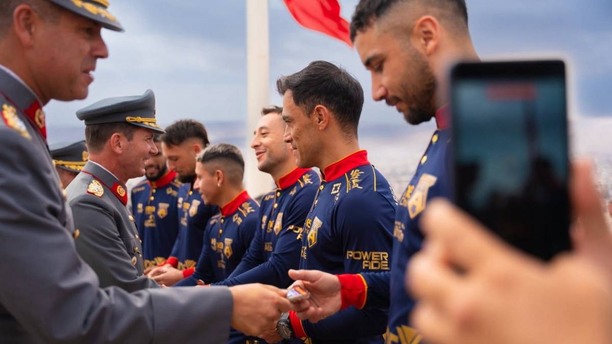 Ej�rcito de Chile entregando un reconocimiento a los jugadores de f�tbol San Marcos por honrar a los H�roes de la Guerra del Pac�fico.