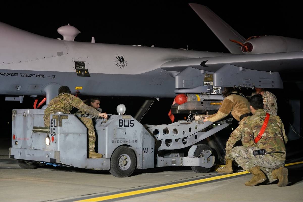 Un MQ-9B Reaper de la USAF armado con bombas GBU-39B espera para despegar durante un ejercicio de evaluación nocturno. (Créditos: USAF) Un MQ-9B Reaper de la USAF armado con bombas GBU-39B espera para despegar durante un ejercicio de evaluación nocturno. (Créditos: USAF)