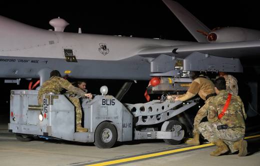 Un MQ-9B Reaper de la USAF armado con bombas GBU-39B espera para despegar durante un ejercicio de evaluaci�n nocturno. (Cr�ditos: USAF)