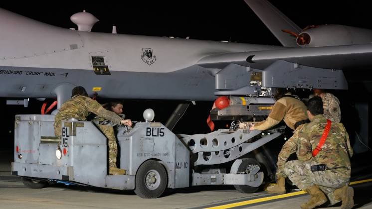 Un MQ-9B Reaper de la USAF armado con bombas GBU-39B espera para despegar durante un ejercicio de evaluaci�n nocturno. (Cr�ditos: USAF)