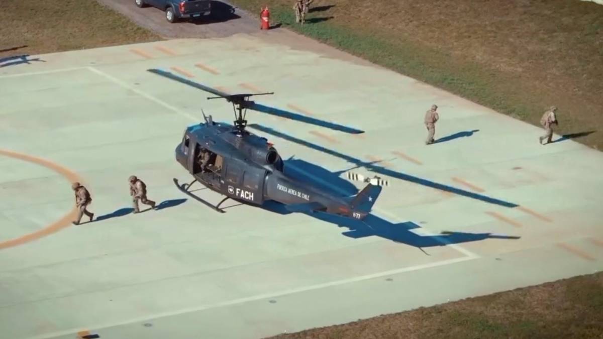 Helic�ptero UH-1H de la Fuerza A�rea de Chile (FACh) transportando infantes de Marina del Grupo Tarea Arauco de la Armada de Chile
