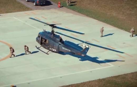 Helic�ptero UH-1H de la Fuerza A�rea de Chile (FACh) transportando infantes de Marina del Grupo Tarea Arauco de la Armada de Chile