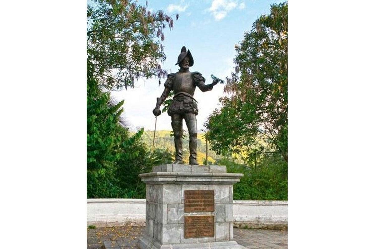 Francisco de Orellana en la avenida de los Conquistadores, Quito (Ecuador) Francisco de Orellana en la avenida de los Conquistadores, Quito (Ecuador)