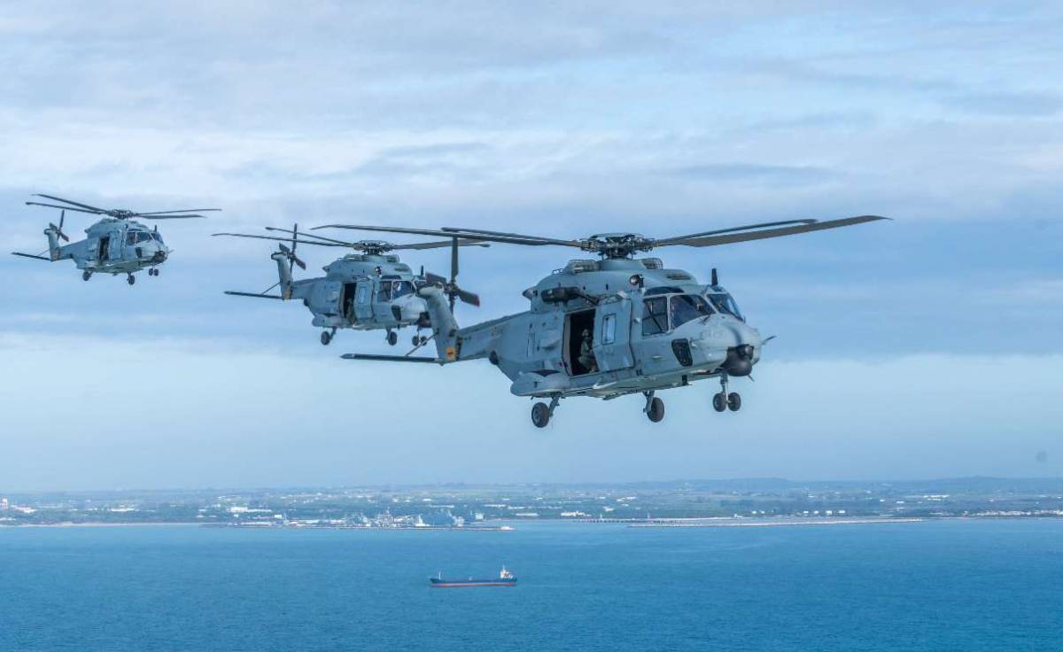 Los tres actuales NH90 de la Armada volando en formación. (foto FLOAN) Los tres actuales NH90 de la Armada volando en formación. (foto FLOAN)