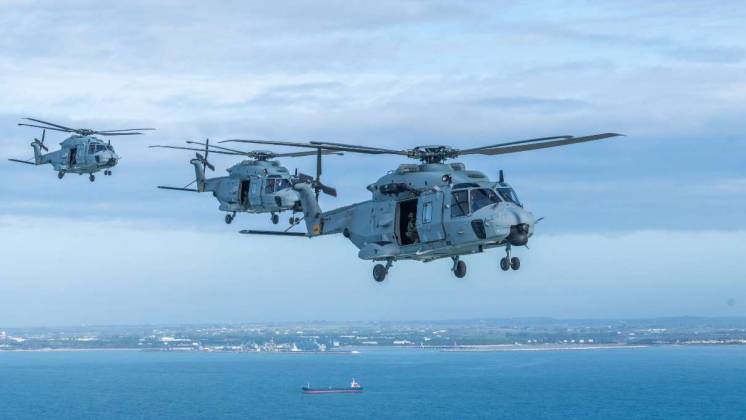 Los tres actuales NH90 de la Armada volando en formaci�n. (foto FLOAN)