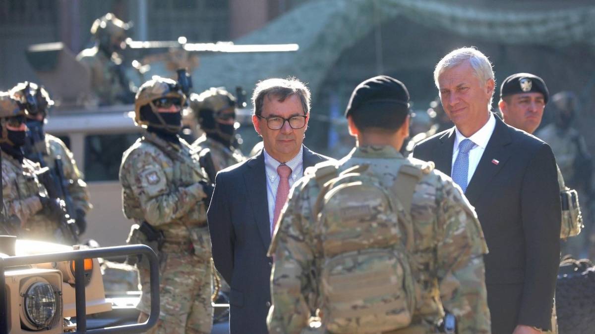 Presidente José Antonio Kast junto al Ministro de Defensa Fernando Barros. Presidente José Antonio Kast junto al Ministro de Defensa Fernando Barros.